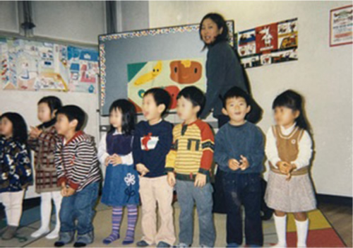 幼少期の頃、ヤマハ英語教室でのレッスン中。（右から2番目が北村さん）