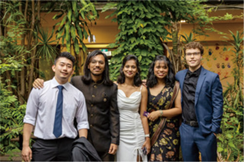 留学中に学生寮が開催したフォーマルディナーにて、友人たちと。