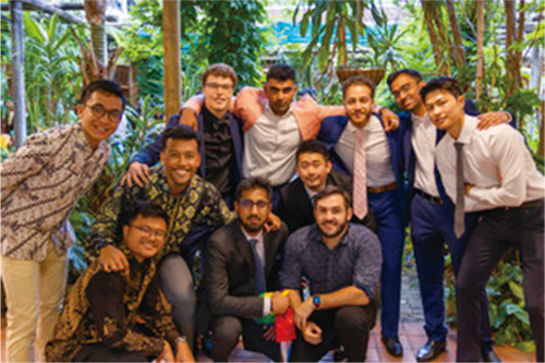 同じくフォーマルディナーにて。友人たちは世界各地から留学している。