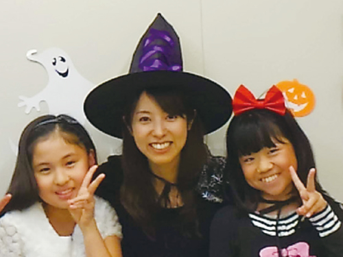 ヤマハのハロウィーンレッスンにて。（山本めぐみ先生と。坂本さんは写真右）