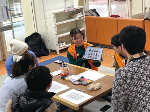 大学で留学生に日本の文化を紹介している坂本さん。