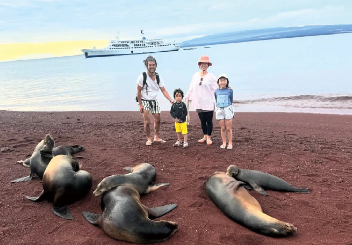 間近で見る野生のガラパゴスアシカ。