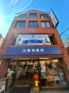 青い看板が目印です！