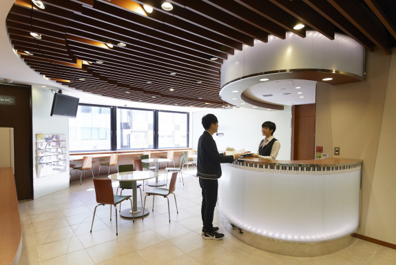 地下鉄『栄駅』から徒歩5分駅近！大人中心の音楽・英語教室です