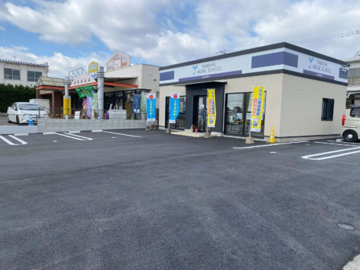 駐車場は教室の前と横に9台