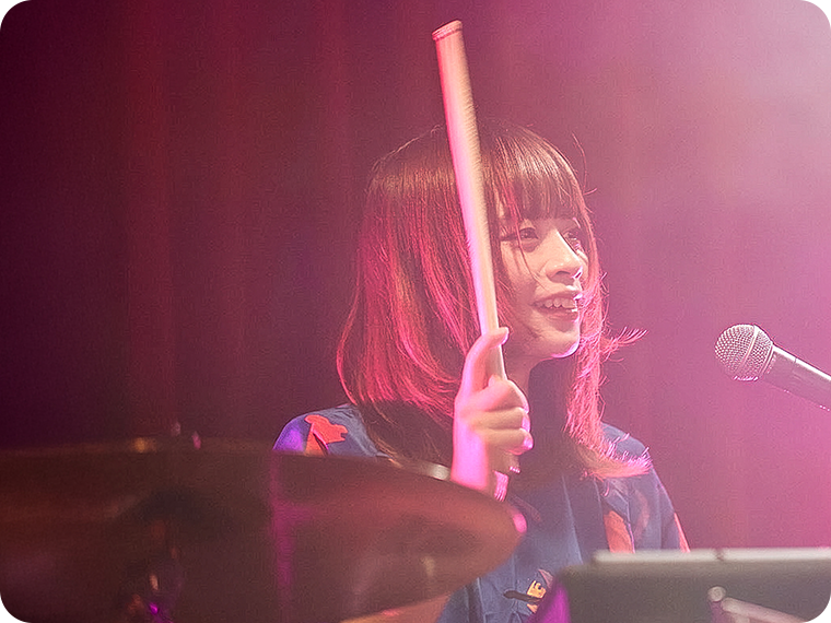 深井梨沙講師のバンド風景画像